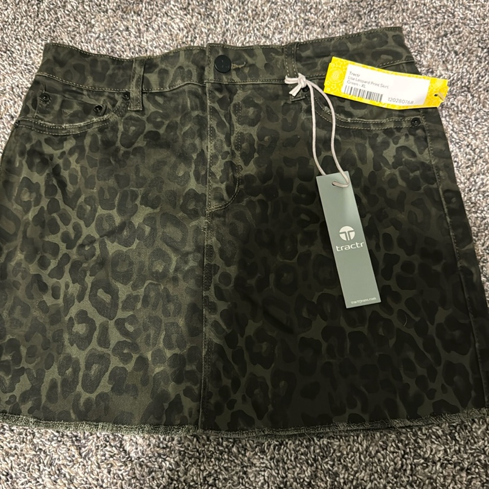 “Lisa” Slim Mini
Slim/Mid
fit.    rise